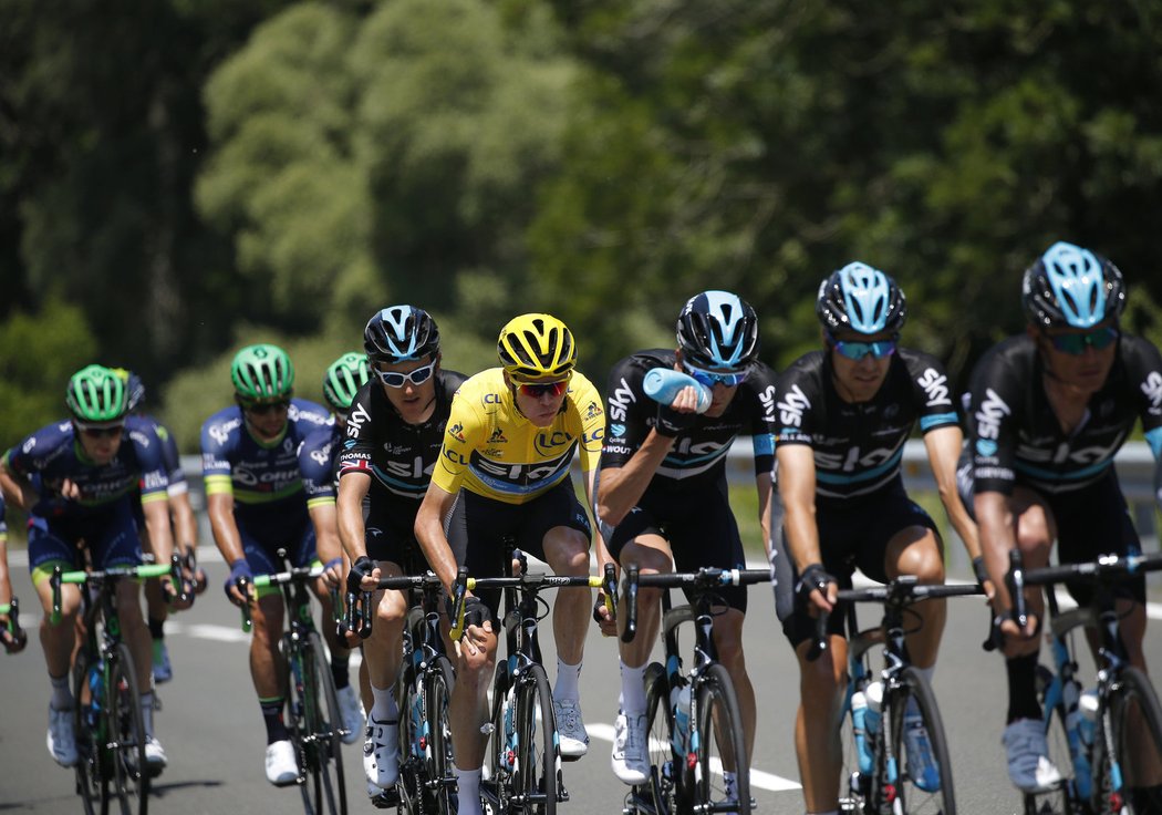 Závodníci na Tour de France, ve žlutém vedoucí průběžného pořadí Chris Froome