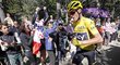 Lídr Tour de France Chris Froome v dramatickém závěru 12. etapy běžel chvíli bez kola směrem k cíli