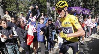 Šílená etapa na Tour! Froome běžel bez kola, ale ztrátu mu umazali