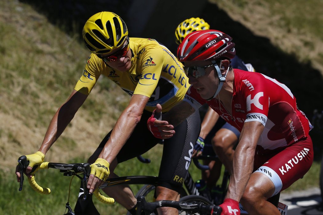 Lídr Tour de France Chris Froome (vlevo) debatuje s Joaquimem Rodriguezem ze stáje Katuša