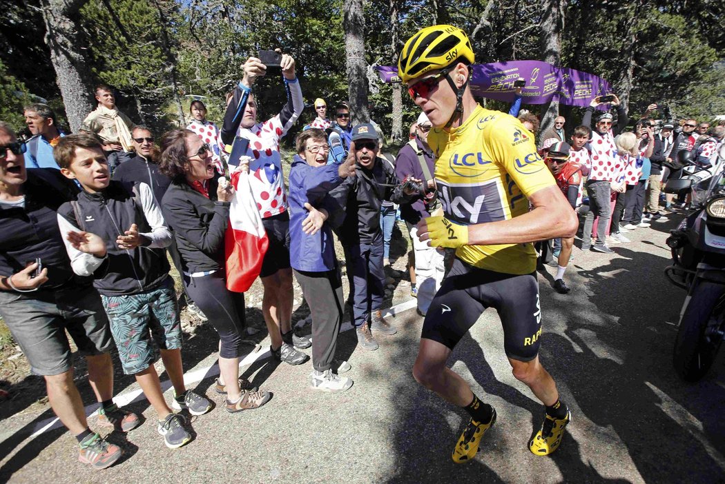 Lídr Tour de France Chris Froome v dramatickém závěru 12. etapy běžel chvíli bez kola směrem k cíli