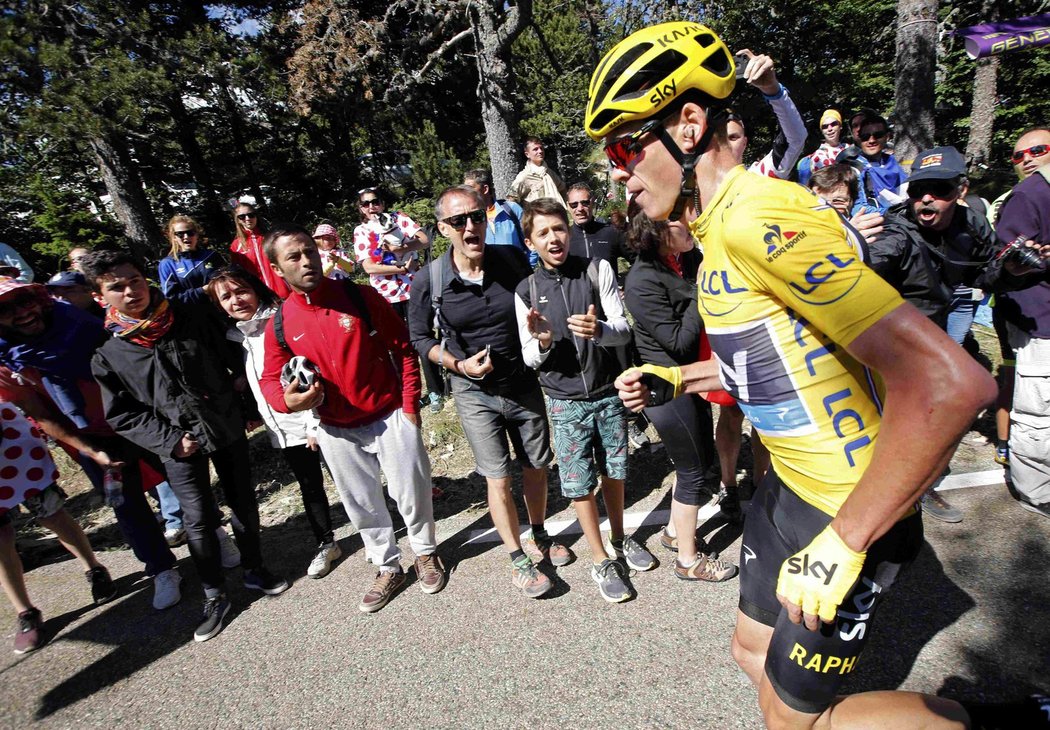 Lídr Tour de France Chris Froome v dramatickém závěru 12. etapy běžel chvíli bez kola směrem k cíli