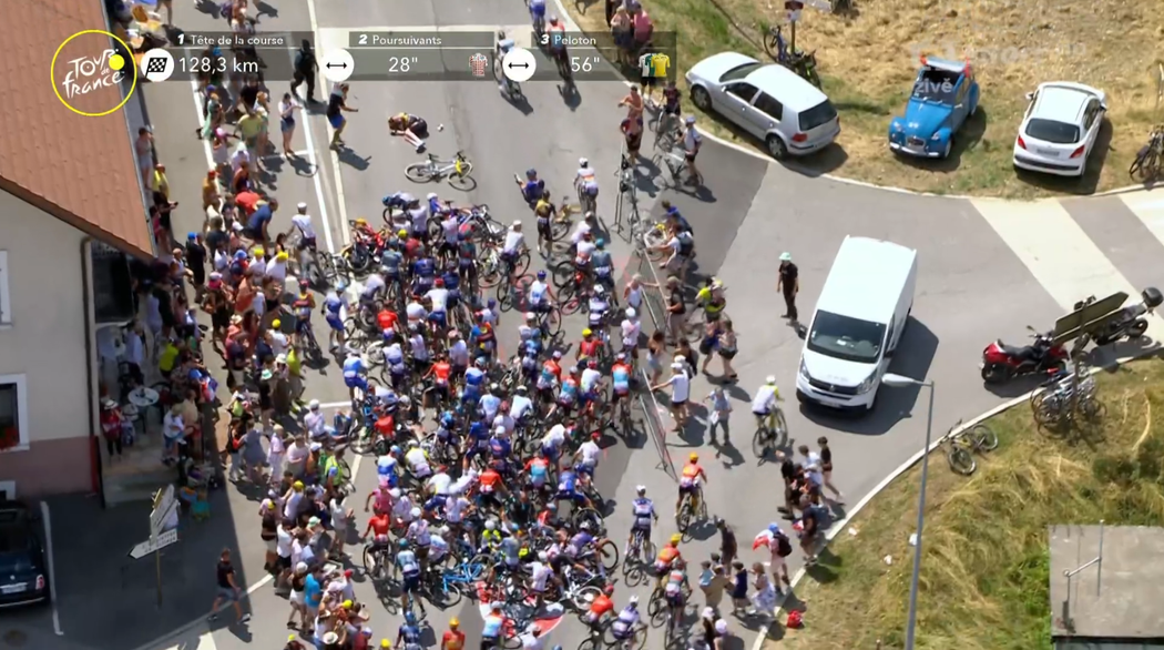 Další hromadný pád na letošním Tour de France