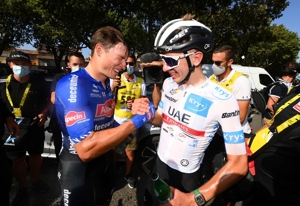 Vítěz 15. etapy na Tour de France Jasper Philipsen (vlevo) přijímá gratulace od druhého muže průběžného pořadí slovinského jezdce Tadeje Pogačara