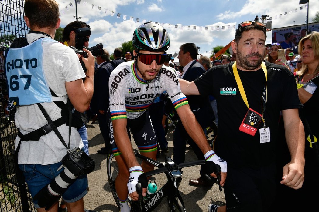 Slovenský cyklista Peter Sagan krátce poté, co v cílové rovince 4. etapy Tour de France srazil Marca Cavendishe. Vedení závodu ho poté z Tour diskvalifikovalo