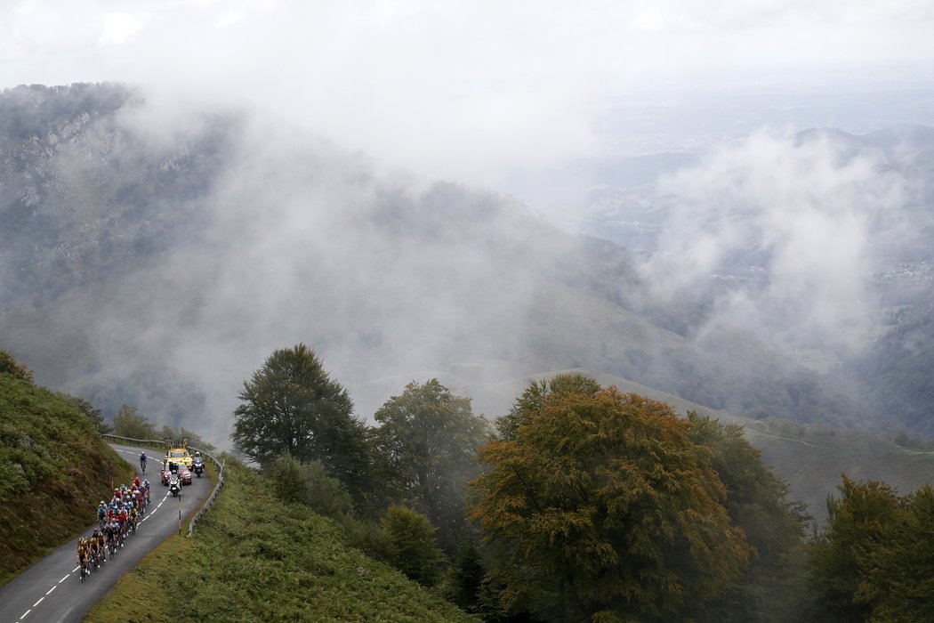 Na tisícových výstupech peleton přivítalo sychravé počasí