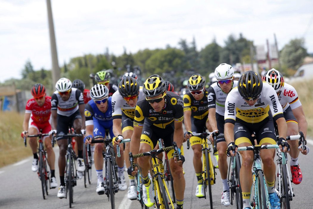 Jezdci během náročné etapy na cyklistické Tour de France