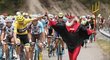 Chris Froome se na trati srdečně zdraví s fanouškem Didim, který patří ke koloritu Tour de France