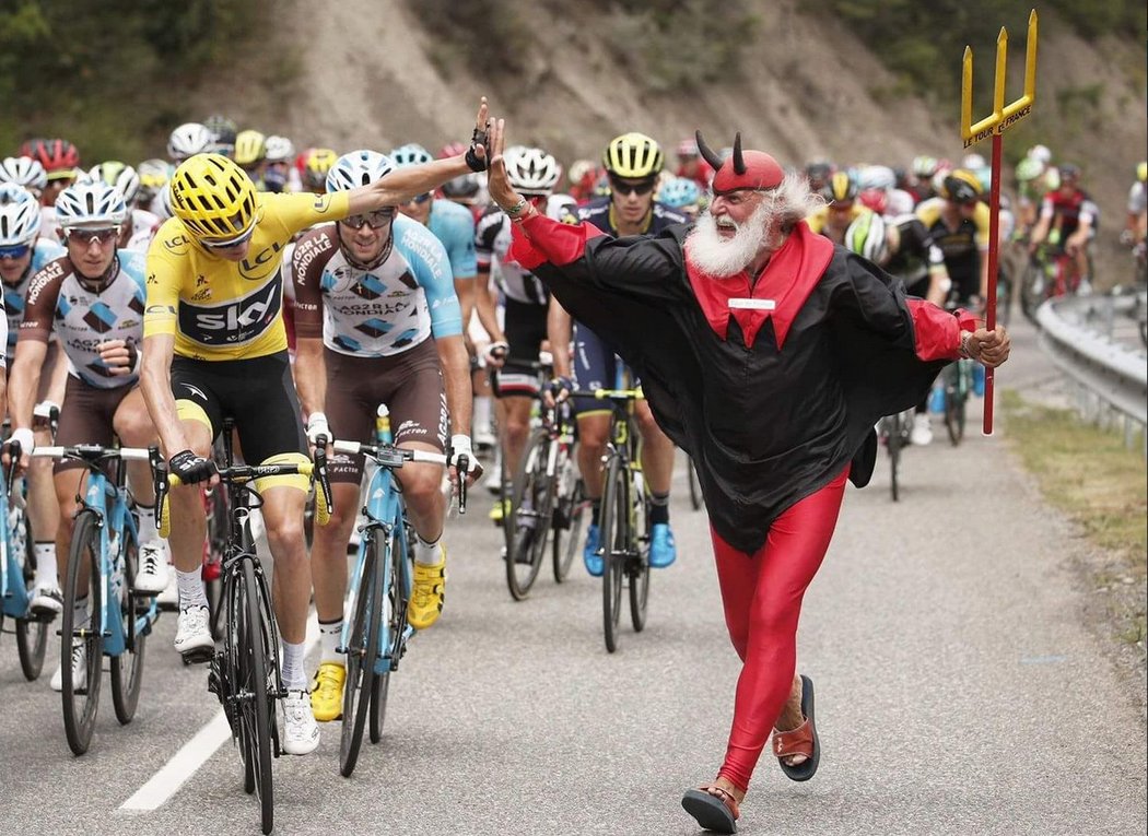 Chris Froome se na trati srdečně zdraví s fanouškem Didim, který patří ke koloritu Tour de France