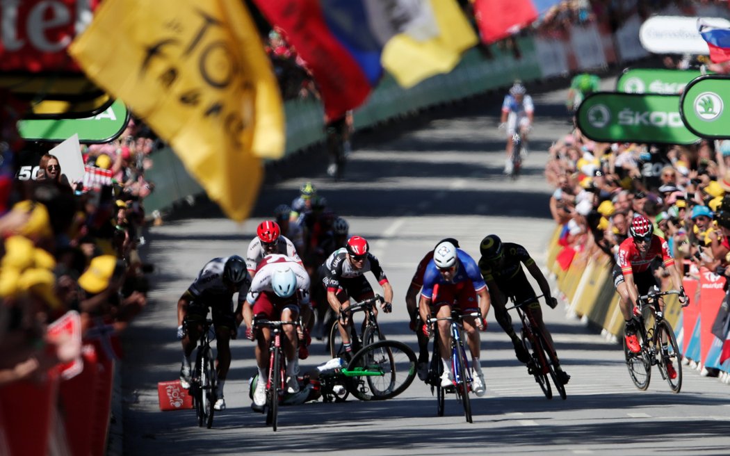 Tvrdý spurt závěru 4. etapy cyklistické Tour de France