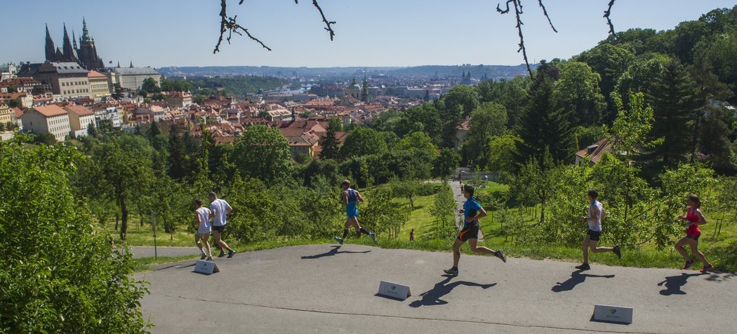 Petřínský trail mírní strmost, zbyde víc sil na rozhledy na Prahu