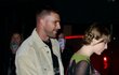 Hvězda amerického fotbalu Travis Kelce randí s populární zpěvačkou Taylor Swiftovou