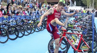 Triatlon ve Varech: pomáhají vězni! Tahají oplocení, staví tribunu i trasu