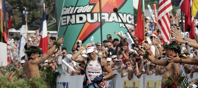 Australský triatlonista Craig Alexander vyhrává havajský  havajském Ironman.