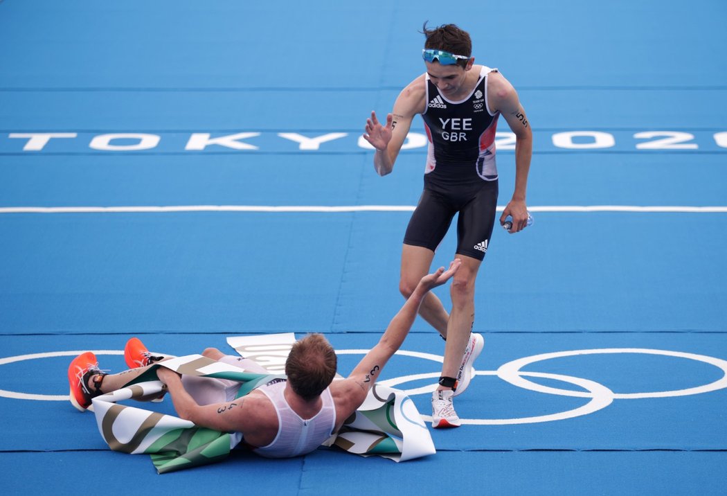 Stříbrný Alex Yee ihned mířil s gratulací za Kristianem Blummenfeltem