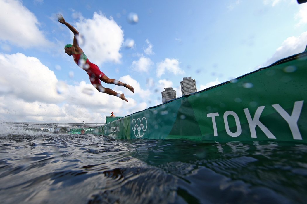 Triatlonisty čekalo 1500 metrů plavání i s jedním přeběhem mola