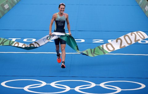 Flora Duffyová po suverénním výkonu ovládla ženský triatlon