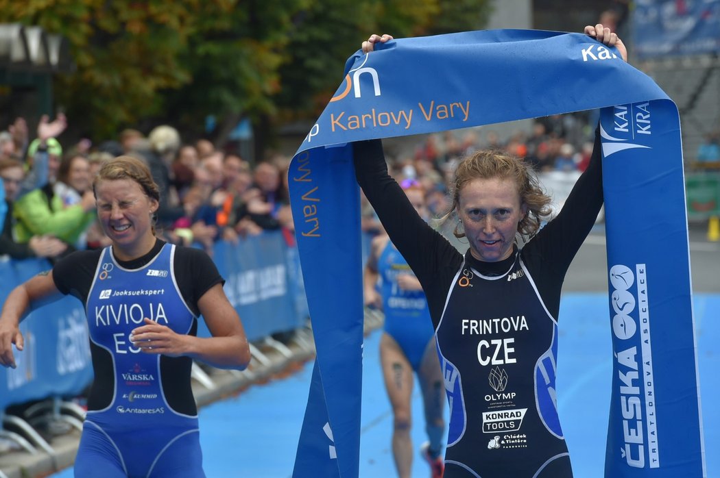 Vítězka závodu žen Vendula Frintová z České republiky se raduje v cíli. Vlevo dobíhá stříbrná Kaidi Kiviojaová z Estonska.