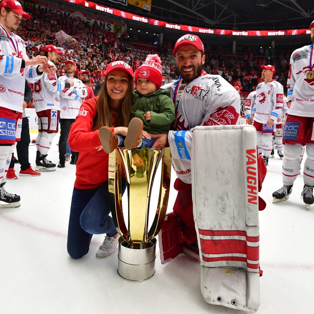 Třinecký brankář Šimon Hrubec s pohárem