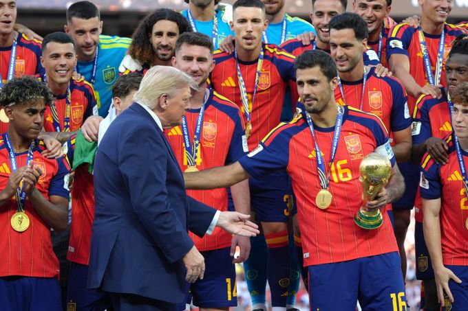 Trump předal Španělům pohár, pak se neměl k odchodu z pódia. Argentinec kolem něj jen prošel Trump předal Španělům pohár, pak se neměl k odchodu z pódia. Argentinec kolem něj jen prošel