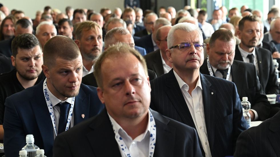 Jaroslav Tvrdík za Davidem Trundou na valné hromadě FAČR