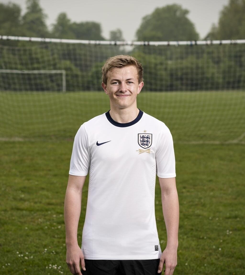 Modelem nového dresu anglické reprezentace se stal student Jason Kelly