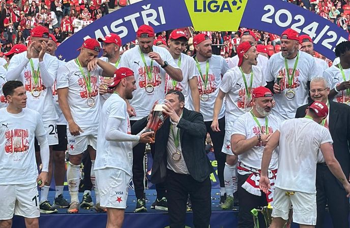 Majitel Slavie Pavel Tykač během oslav Majitel Slavie Pavel Tykač během oslav