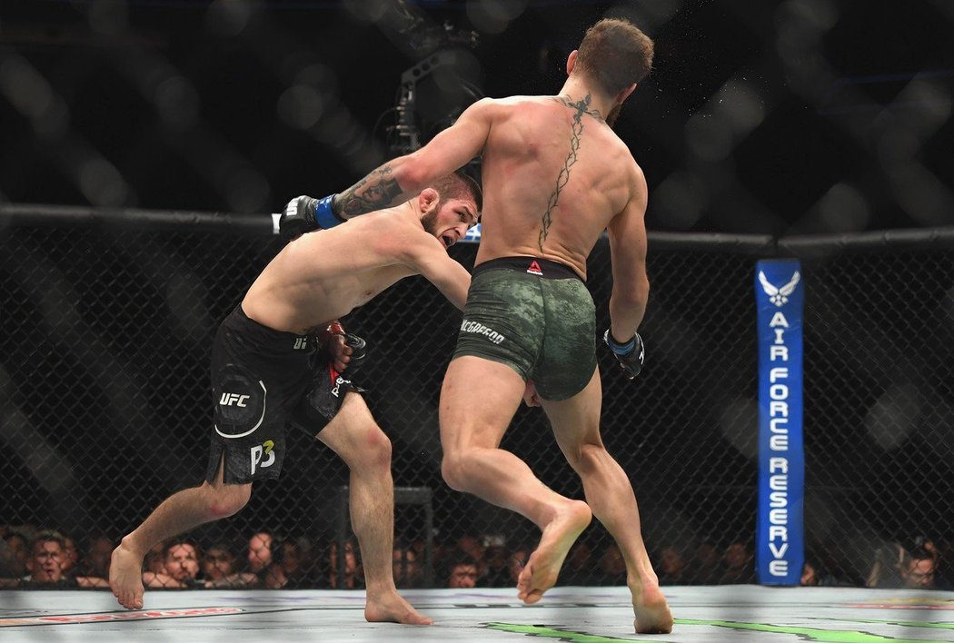 Irský bojovník Conor McGregor prohrál na galavečeru UFC v Las Vegas zápas s Khabibem Nurmagomedovem.