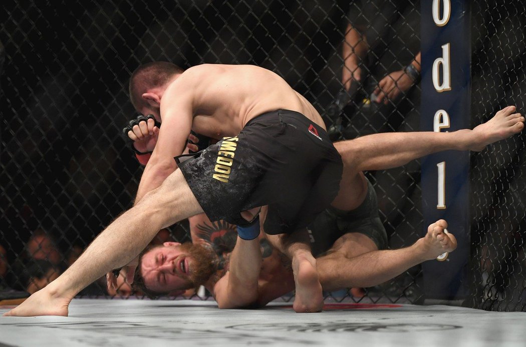 Irský bojovník Conor McGregor prohrál na galavečeru UFC v Las Vegas zápas s Khabibem Nurmagomedovem.  