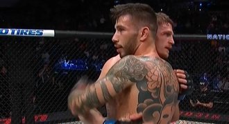 Porážka po 10 letech. Ale Dvořák v UFC nechal všechno, klaněl se i vítěz