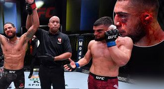 Krvavá scéna v UFC! Bojovník soupeři málem amputoval ucho loktem