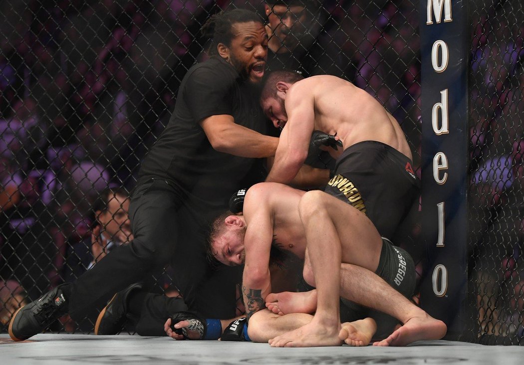 Khabib Nurmagomedov po minutě čtvrtého kola dostal Connora McGregora k zemi. Tam mu rychle nasadil &#34;rear naked choke&#34;, tedy páku na hlavu, kterou už McGregor nevydržel a zápas odklepal.