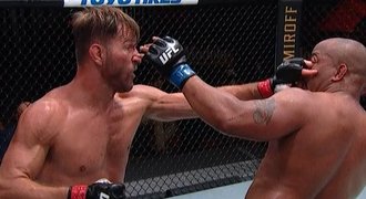 Přehlédnutý šťouchanec do oka v UFC. Čeští bojovníci kritizují rozhodčího