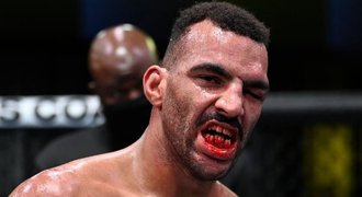 Soupeř mu v UFC zarazil kolenem zuby, stejně dobojoval!