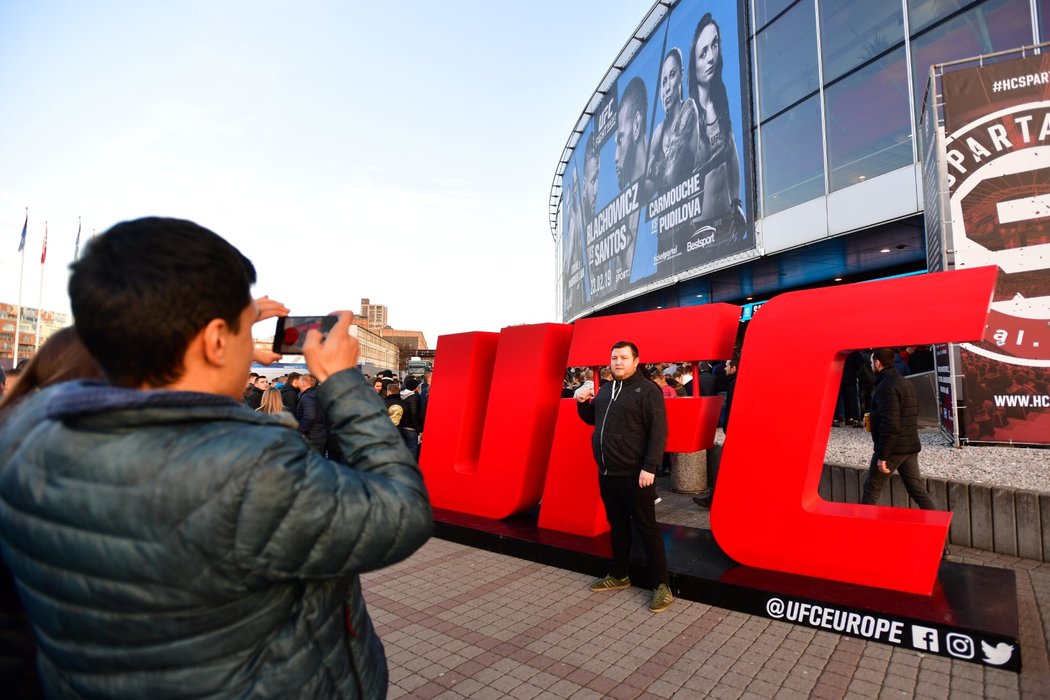 Fanoušci MMA před galavečerem UFC v Praze