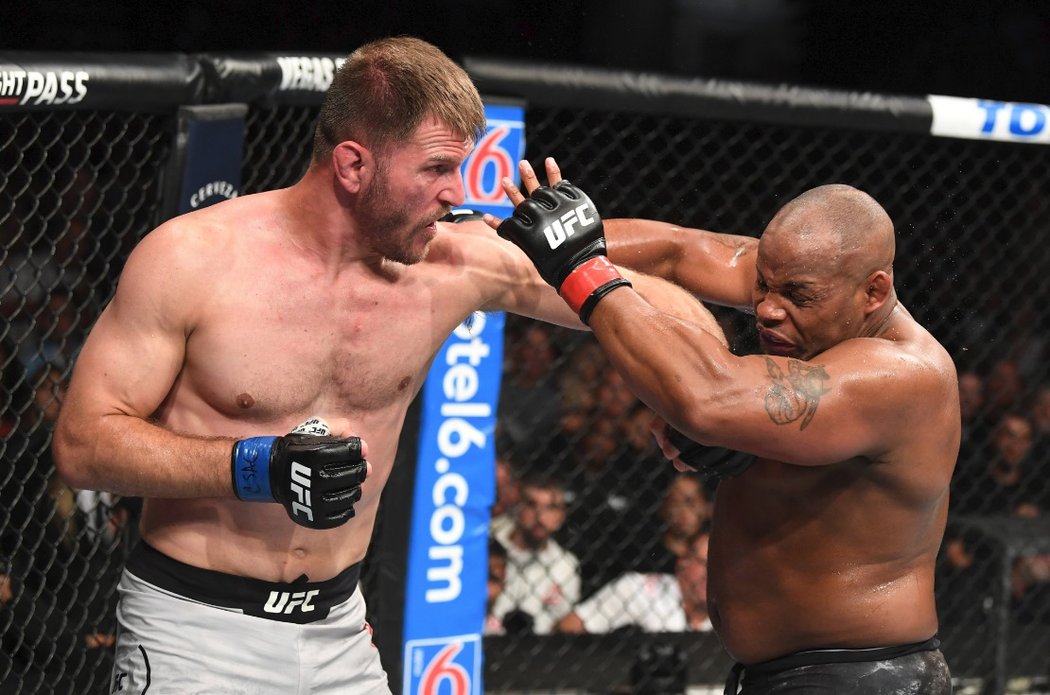 Američan Stipe Miocic se po roce vrátil na trůn těžké váhy, krajanovi Danielu Cormierovi uštědřil první porážku v této divizi v kariéře.