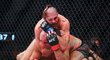 Jiří Procházka během titulového souboje o mistrovský pás organizace UFC v Singapuru proti Brazilci Teixeirovi