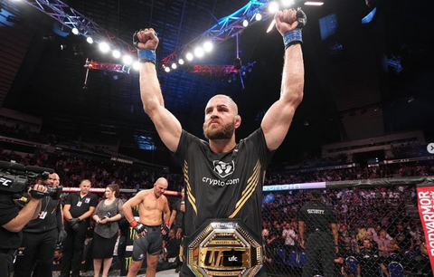 Jiří Procházka chvíli poté, co v titulovém zápase UFC zdolal Brazilce Teixeiru a slavil výhru