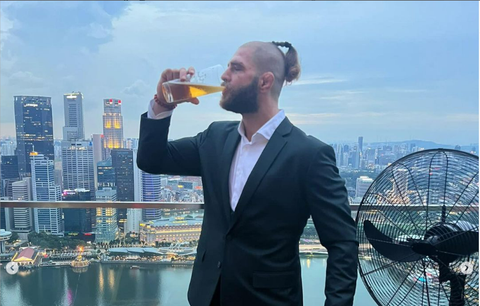 Český zápasník Jiří Procházka slaví s pivem v ruce titul v zápase organizace UFC