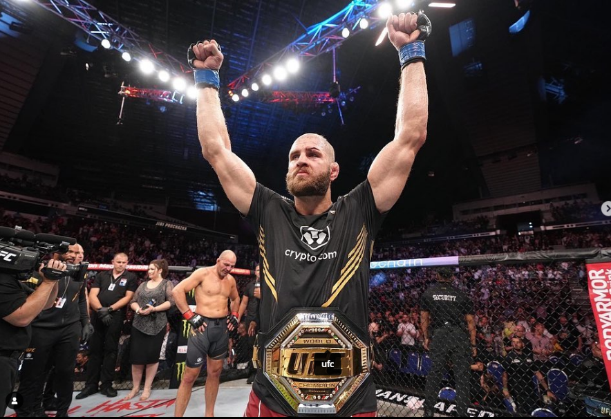 Jiří Procházka chvíli poté, co v titulovém zápase UFC zdolal Brazilce Teixeiru a slavil výhru