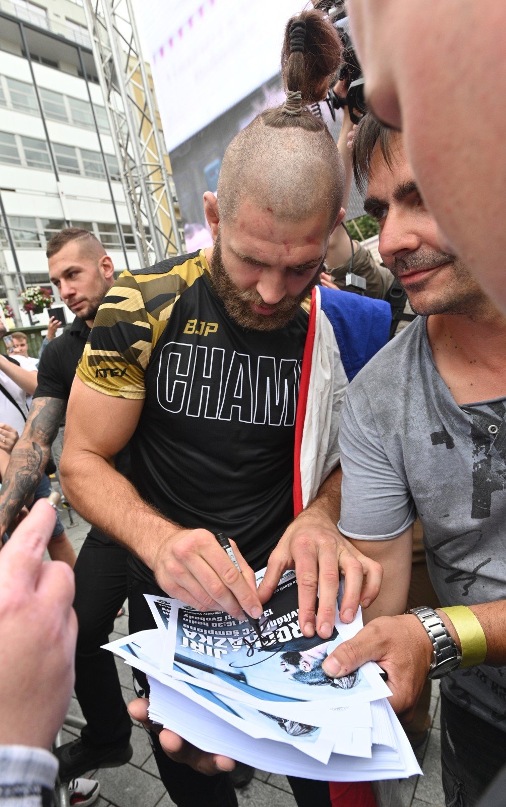 Český šampion UFC Jiří Procházka rozdává podpisy fanouškům