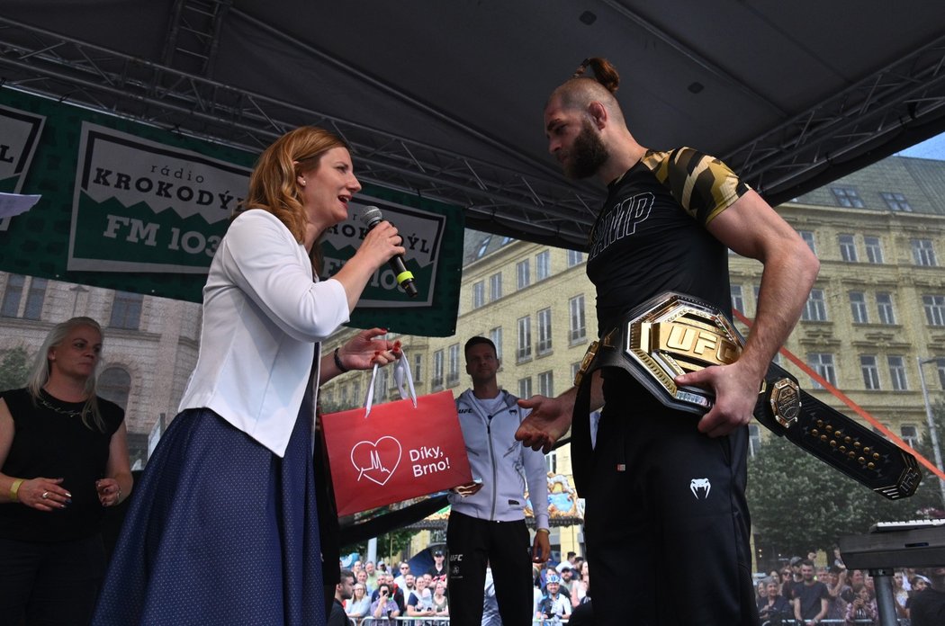 Českého šampiona UFC Jiřího Procházku vítá po návratu do Brna i tamní primátorka Markéta Vaňková