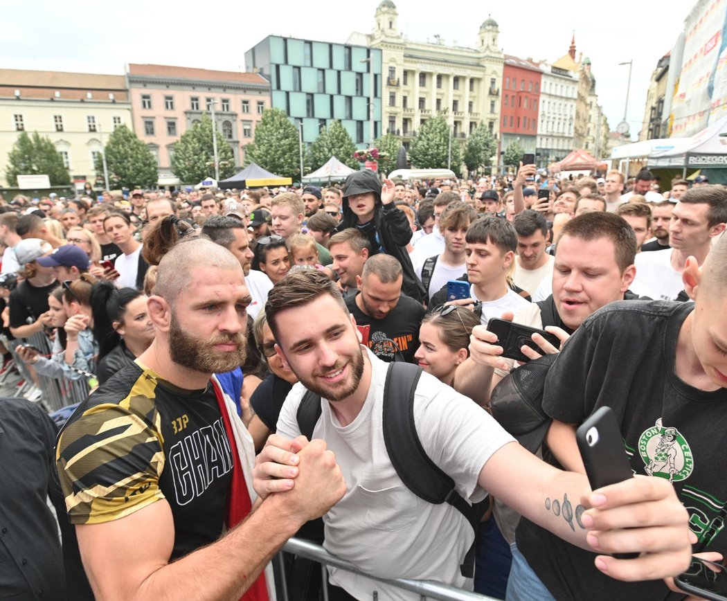 První český šampion UFC Jiří Procházka se fotí s fanoušky v Brně po svém návratu domů