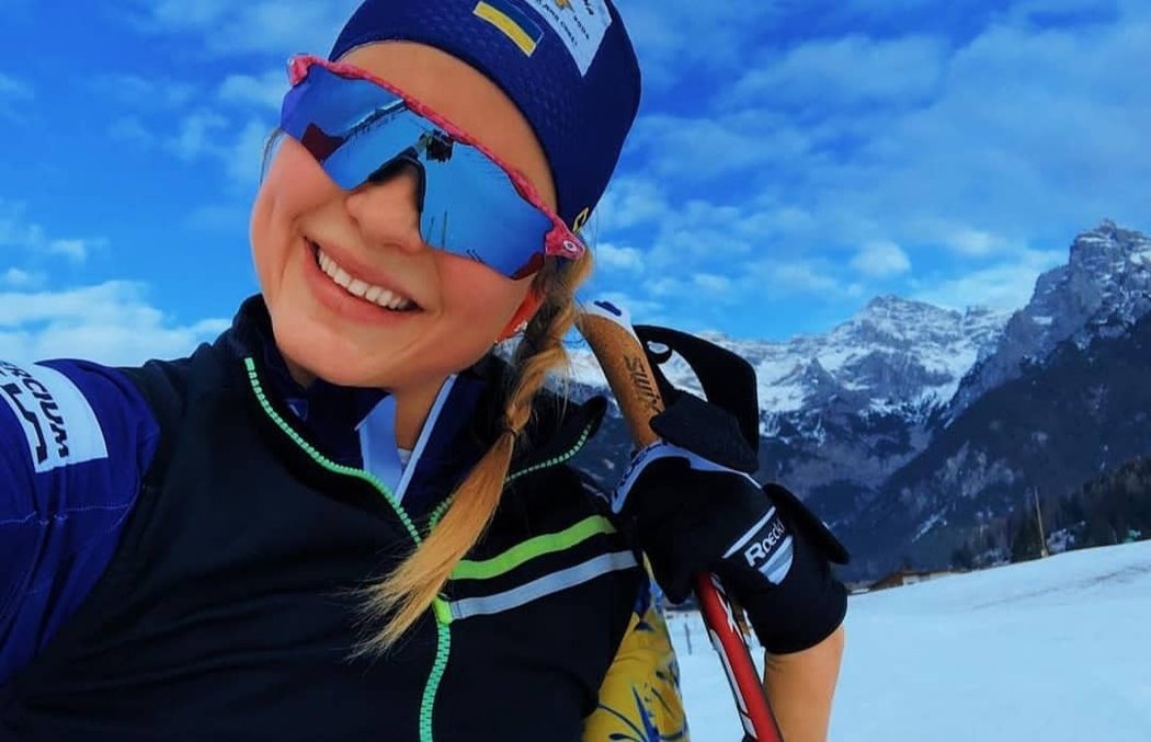 Bývalá ukrajinská biatlonistka Katerina Behová se vesele fotí v dresu ruské reprezentace zatímco ruští zločinci vraždí ukrajinské obyvatele