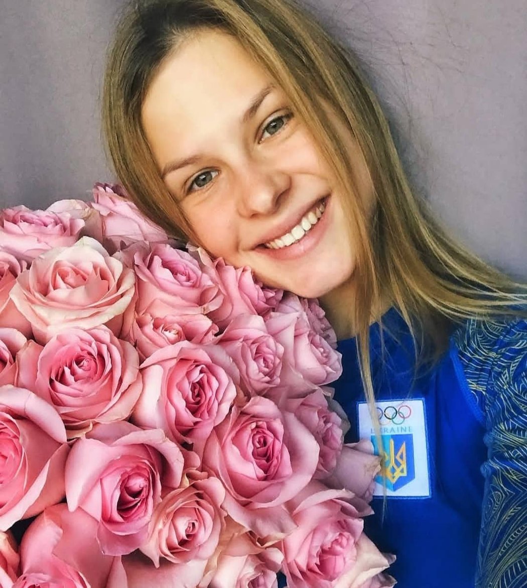 Bývalá ukrajinská biatlonistka Katerina Behová se vesele fotí v dresu ruské reprezentace zatímco ruští zločinci vraždí ukrajinské obyvatele
