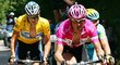 Jan Ullrich (v růžovém) stoupá před Lancem Armstrongem (vlevo) na Tour de France v roce 2005