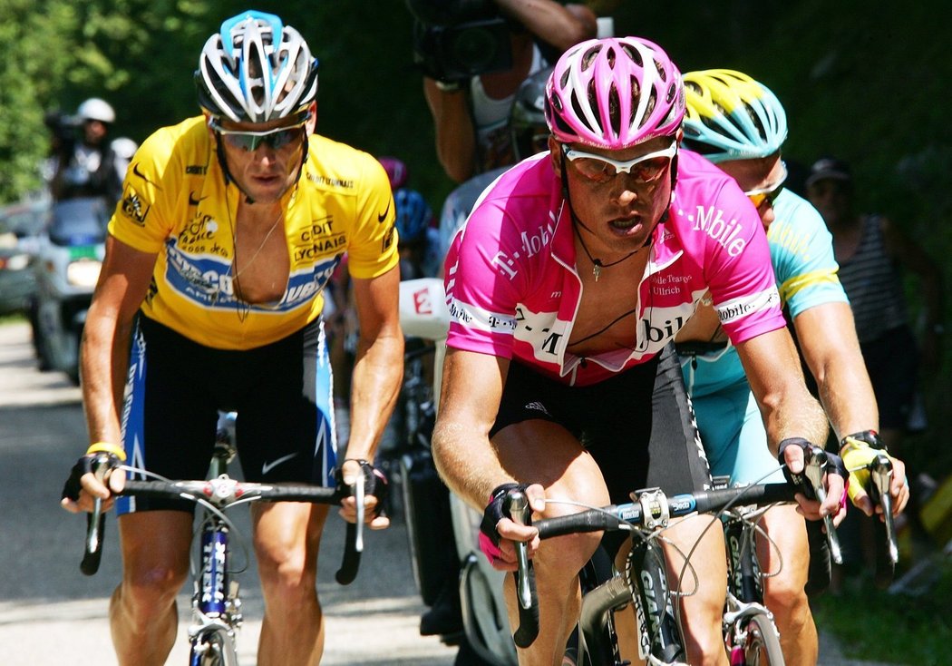 Jan Ullrich (v růžovém) stoupá před Lancem Armstrongem (vlevo) na Tour de France v roce 2005