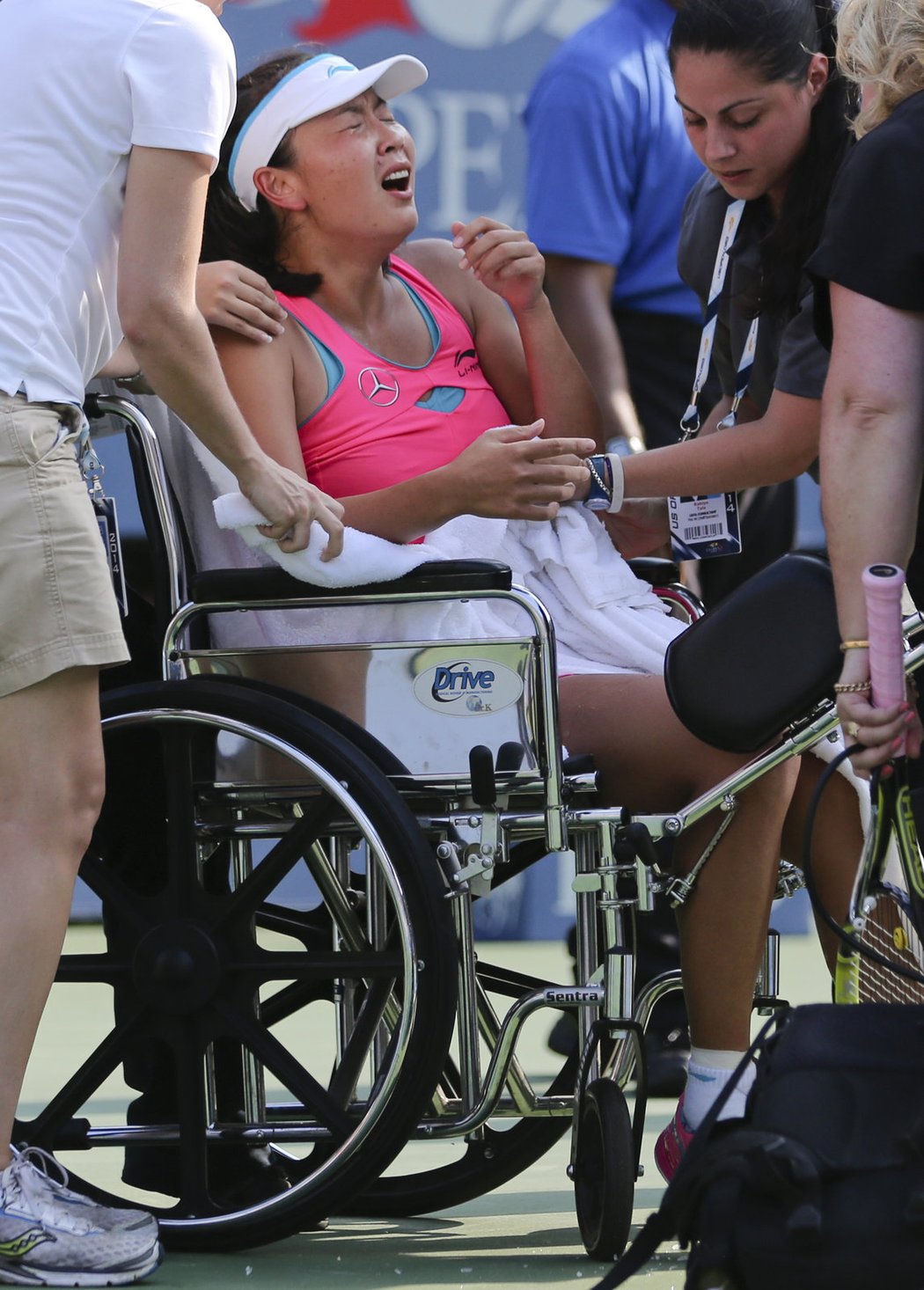 V slzách a na vozíčku opouštěla čínská tenistka Pcheng Šuaj na US Open dvorec Arthura Ashe. Tak moc toužila po finále grandslamu, že ignorovala i rady lékařů a nakonec musela kvůli křečím a vyčerpání z horka ve druhém setu vzdát semifinále US Open.