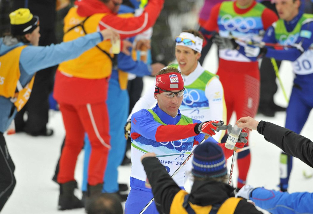 Lukáš Bauer se občerstvuje na trati 50 km klasicky