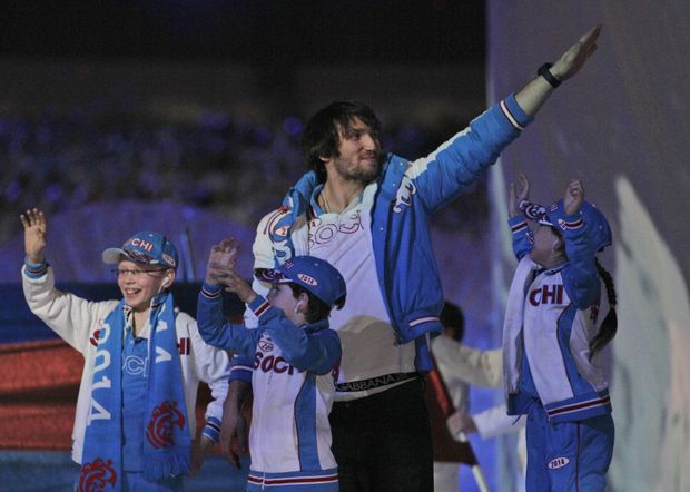 Alexandr Ovečkin pomohl na závěrečném ceremoniálu prezentovat olympiádu v Soči Alexandr Ovečkin pomohl na závěrečném ceremoniálu prezentovat olympiádu v Soči